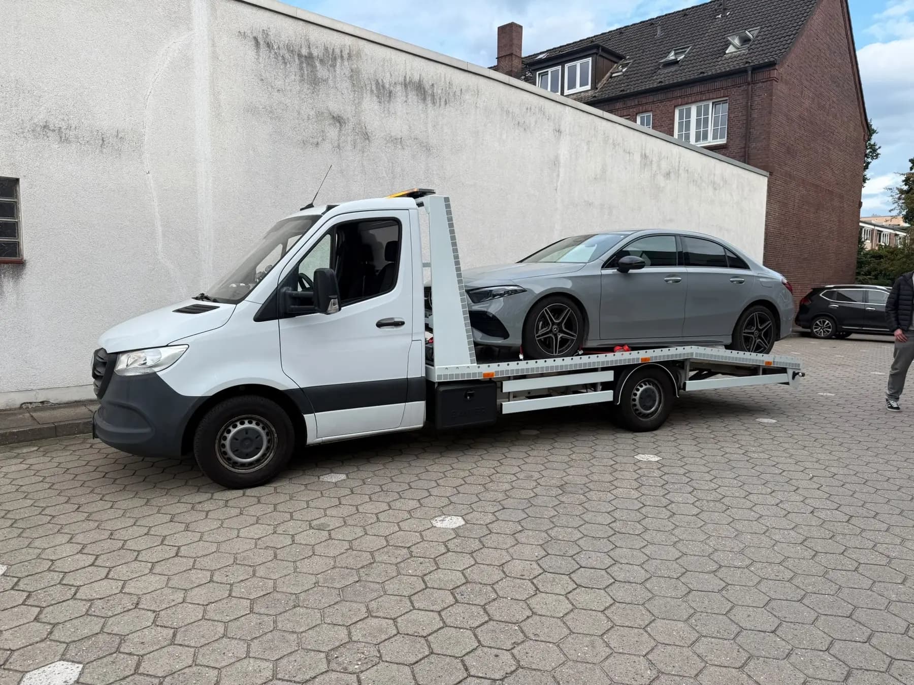 Graue Mercedes A-Klasse Limousine auf dem Plateau des Abschleppwagens