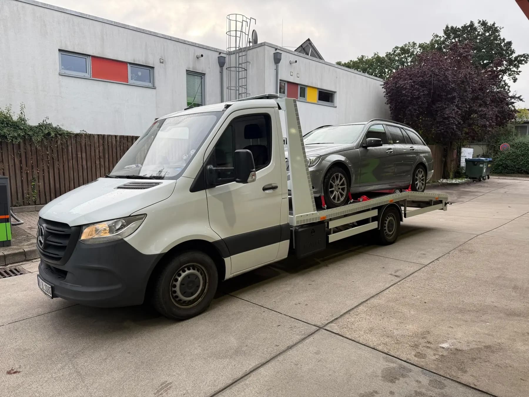 Mercedes C-Klasse T-Modell auf dem Abschleppwagen bei bedecktem Wetter