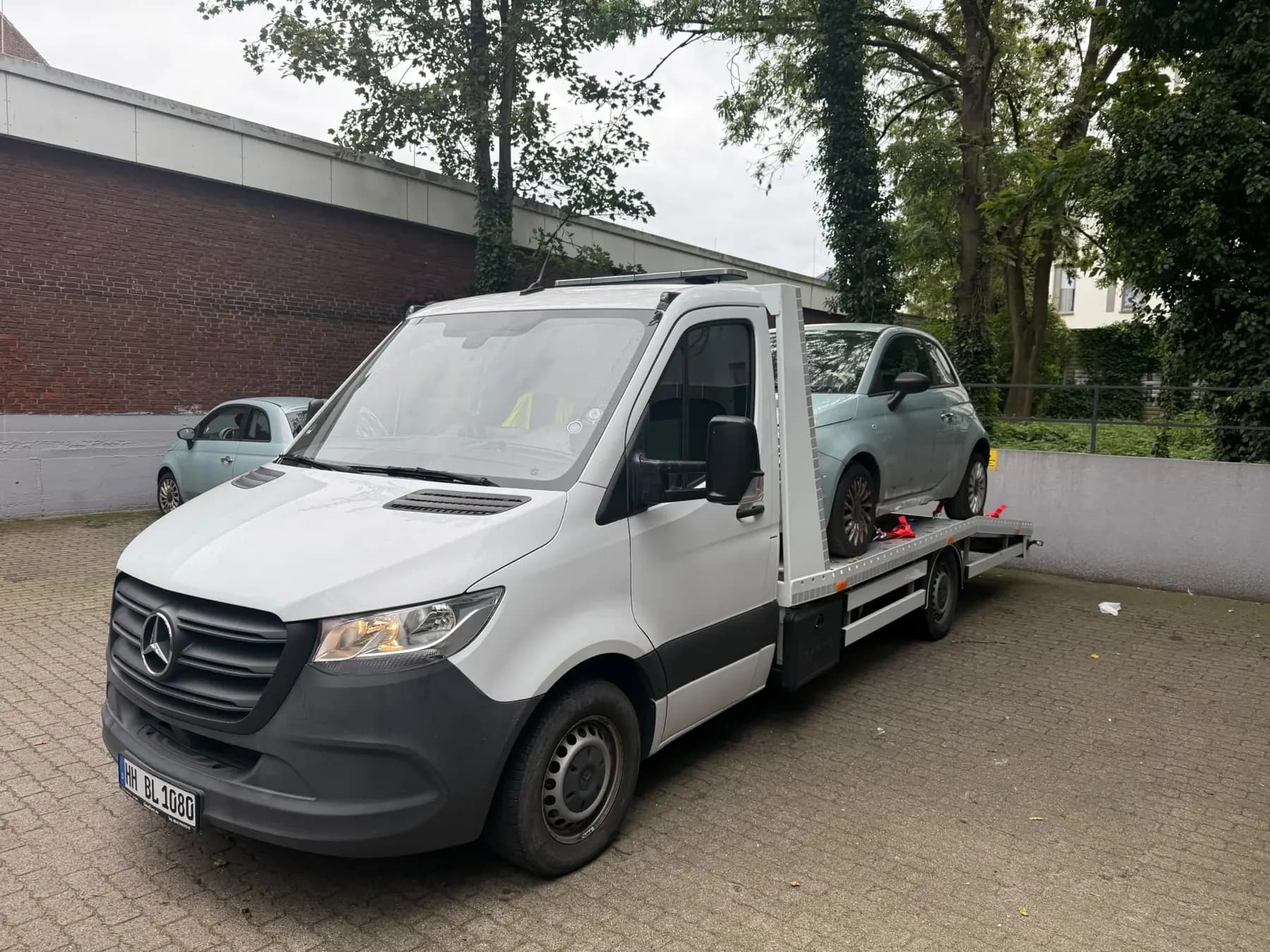 Abgeschleppter Fiat 500 sicher verzurrt auf dem BLITZ-Abschleppwagen
