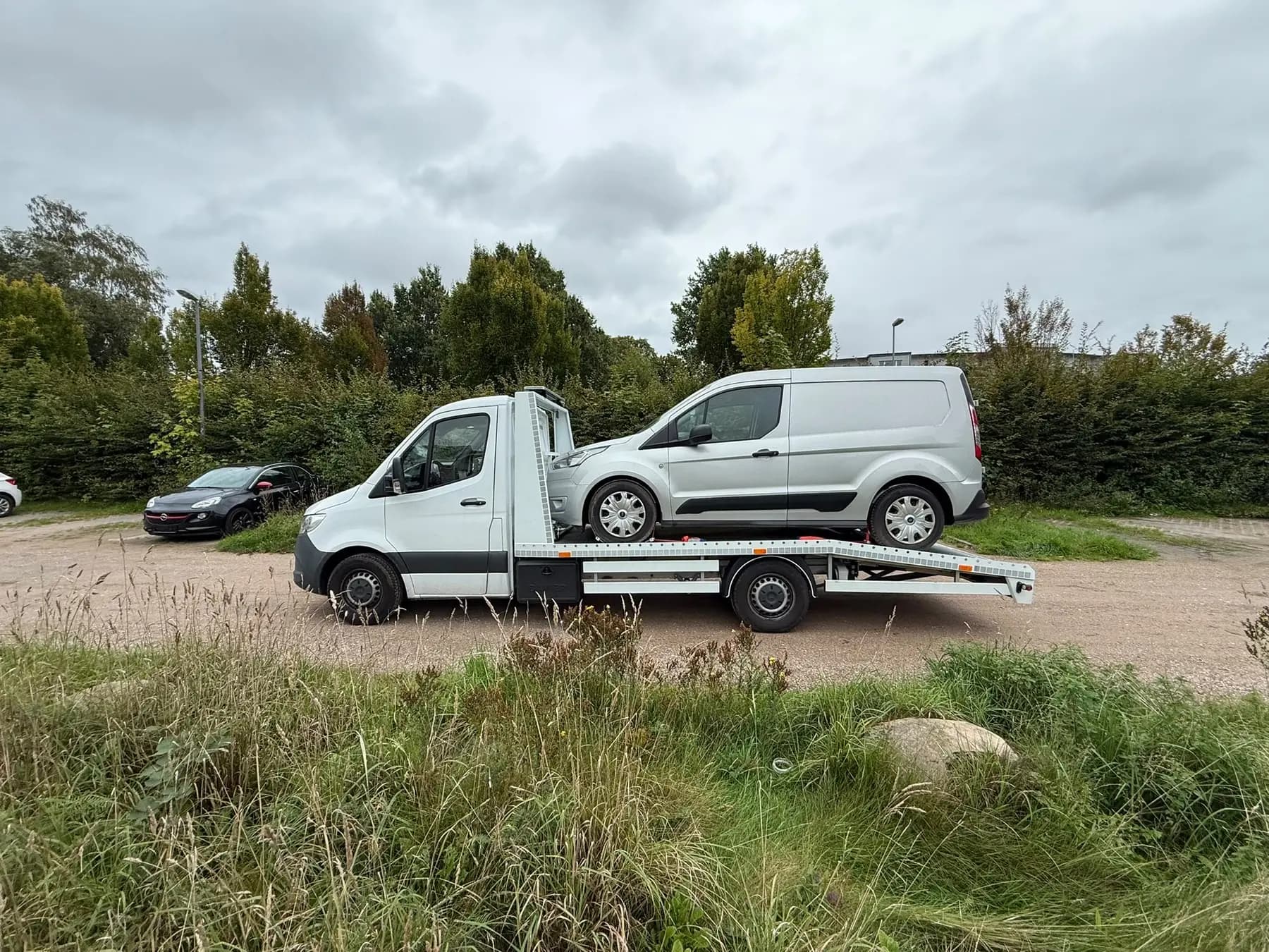 Ford Transit Connect auf dem Abschleppwagen, Seitenansicht