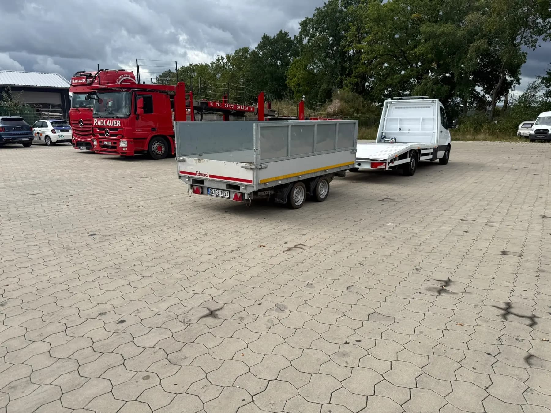 BLITZ-Abschleppwagen mit angekuppeltem Anhänger auf einem Betriebshof