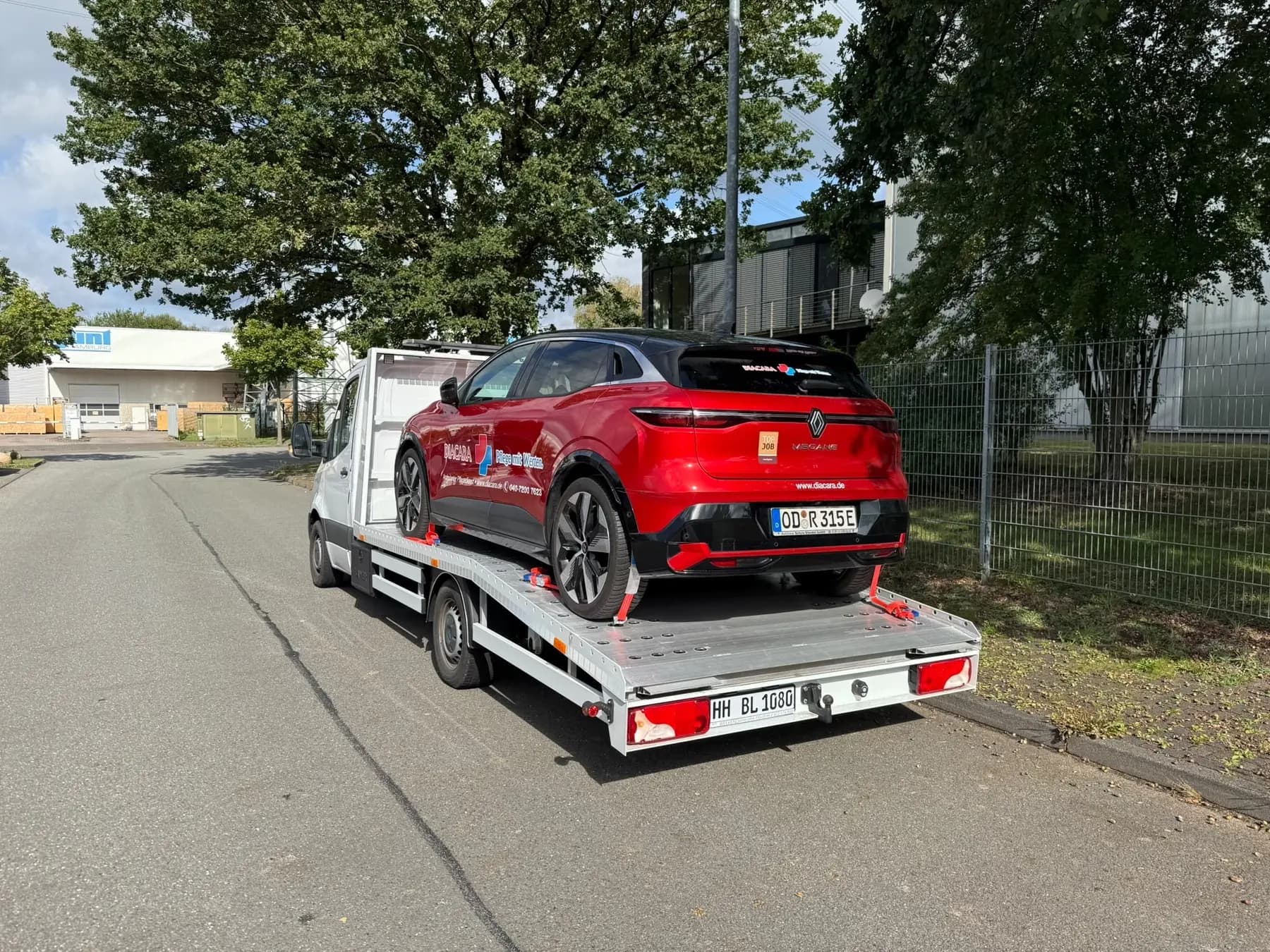 Gesicherte Ladung von hinten – Fahrzeug mit Spanngurten auf dem Plateau