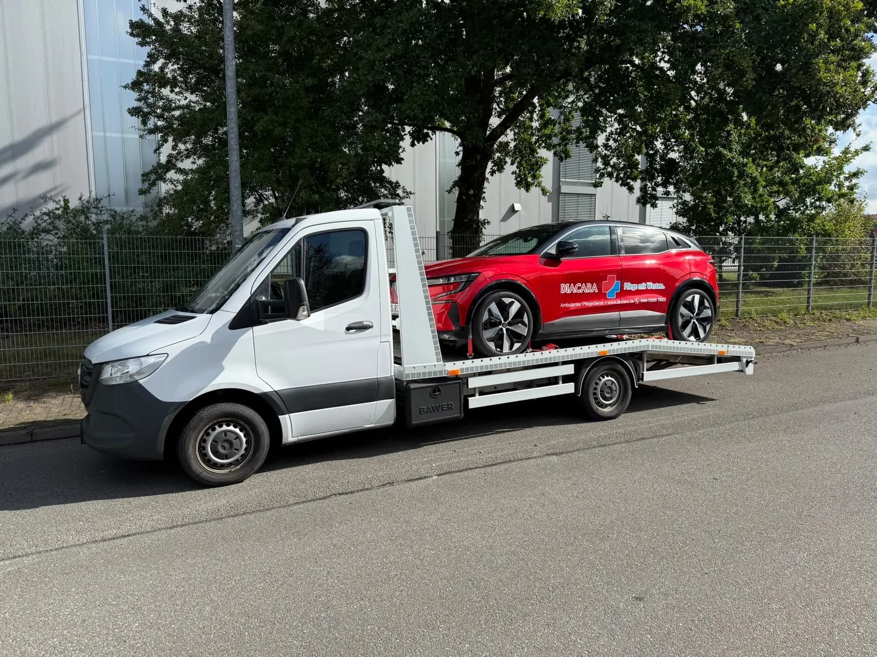 Roter Renault Megane auf dem BLITZ-Abschleppwagen während einer Fahrzeugüberführung